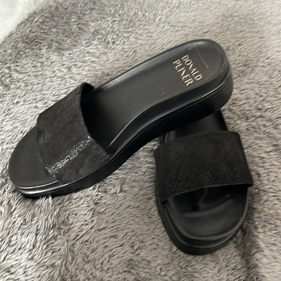 New in box Donald Pliner Fiji Slide sandals - Picture 2 of 6